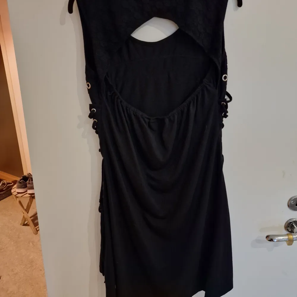 Goth klänning med snörning på båda sidor Aldrig använd ca 90cm lång. Klänningar.