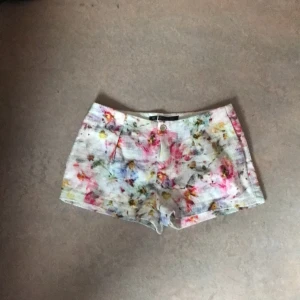 Blommiga shorts  - Säljer världens sötaste blommiga shorts men tyvärr så passar de inte mig längre hör av dig vid frågor💕