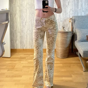 Mönstrade jeans - Äkta trussardi jeans! Fick dem av min mamma men nu har de blivit för små för mig. De är av ett stretchigt material och de är långa!