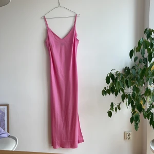 Lindex slip klänning 🌸 - Den perfekta sommarklänningen 💕 Aldrig använt för den är för stor för mig 😔   Material: recycled polyester 