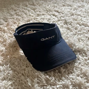 Tennisskärm/keps - Säljer en jättefin tennisskärm från Gant Båstad edition! One size men passar nog de flesta skulle jag säga. 