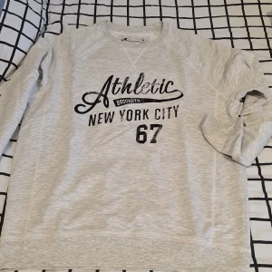 Grå tröja - Grå långärmad tröja.