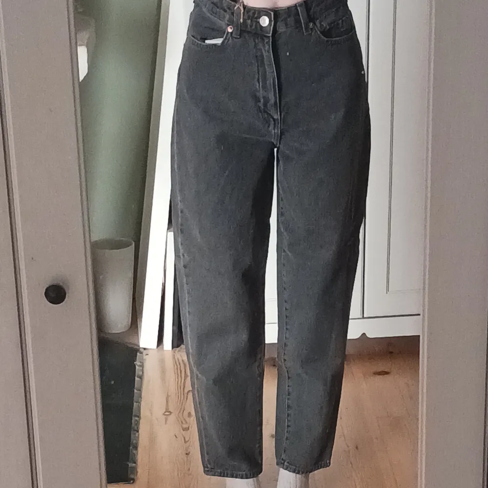 Mörkgråa byxor ifrån H&M som jag ej använder längre för att de ej är min stil. Höga i midjan och sköna. Jeans & Byxor.