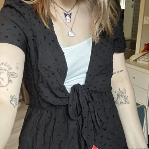 Fin festtopp - Superfin topp som aldrig använts! Blus med knytning i fram! 🎀köp gärna via köp nu!