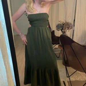 Grön långklänning - Så söt lång, bandeau klänning me cool rygg!