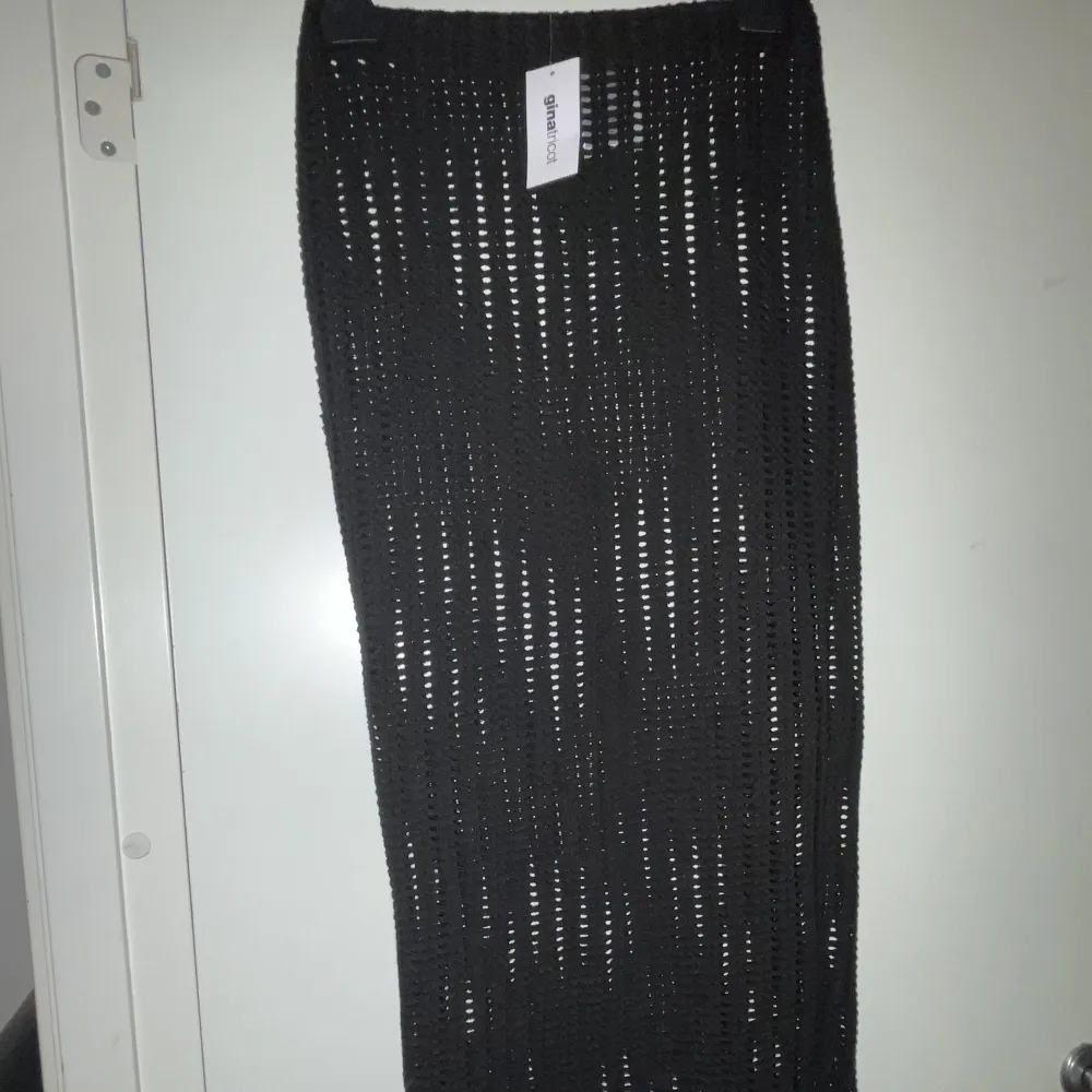 Oanvänd kjol/ cover up från Gina tricot finns i storleken xs och S . Kjolar.