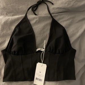 nakd topp - oanvänd med prislappar kvar, topp storlek M från nakd som man knyter runt nacken❣️finns inte kvar på hemsidan