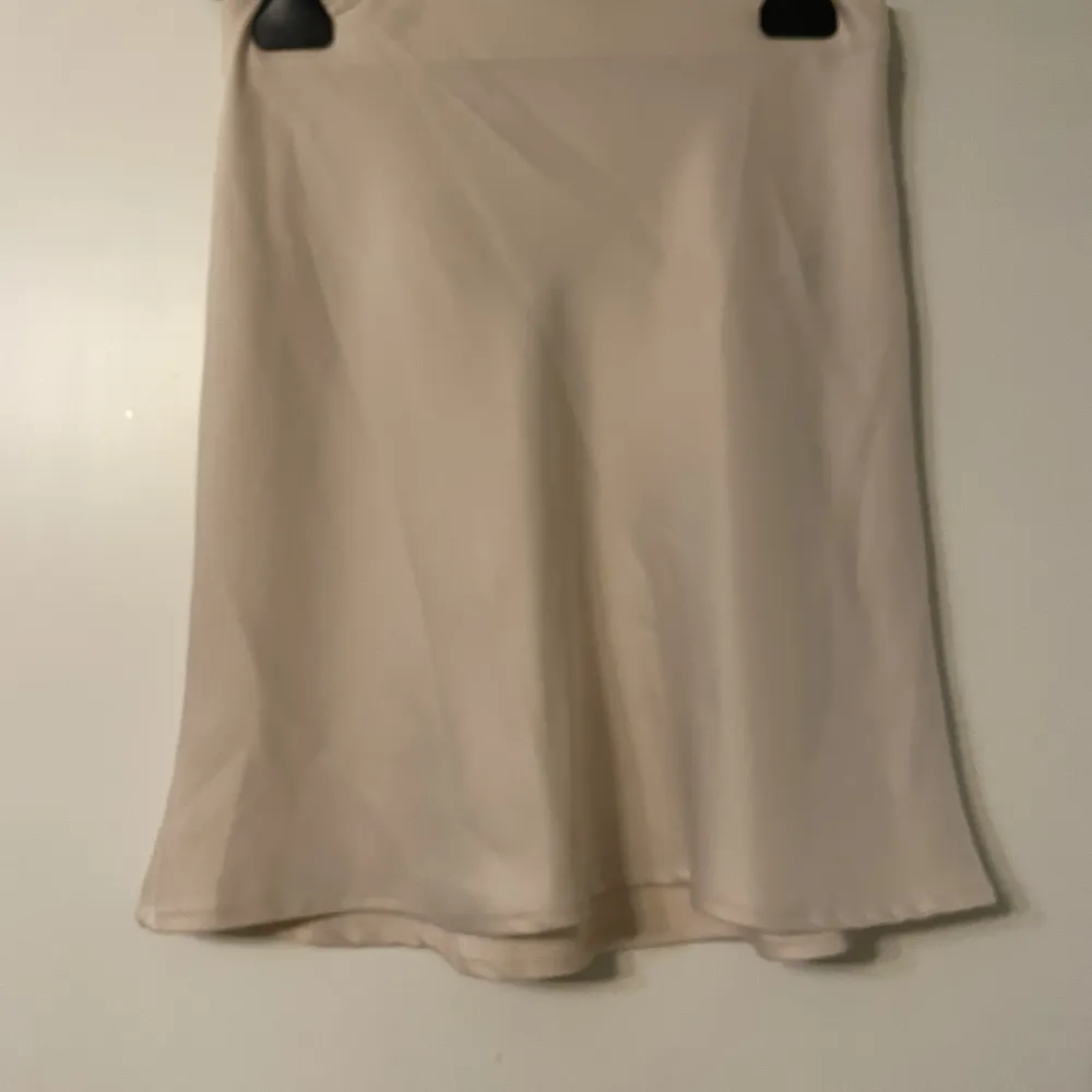 En beige färgad kjol från Bik bok aldrig använd strl xs . Kjolar.