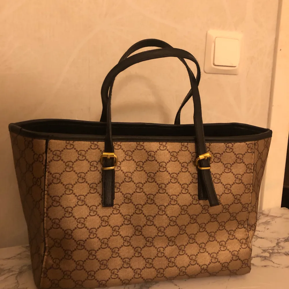 Gucci väska för damer aldrig använd och den är i god skick.. Väskor.
