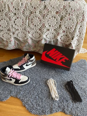 AIR JORDAN 1 RETRO HIGH OG (mocha) - Skorna är storlek 42,5. Dem är i bra skick lite creasade där framme men det går nog att förbättra med strykjärn. Finns rosa,vit och svarta snören till.  jag har även kvittot kvar ifall så du vet att de är äkta. Pris går att diskuteras!
