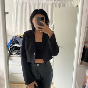 Croppad kavaj - Svart croppad kavaj i M men funkar för en S! Använd ett fåtal gånger så den är i bra i skick