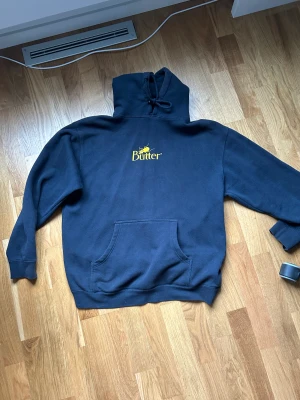 Butter hoodie - Tja tja. Säljer denna blåa Butter hoodien. Storlek M skriv om ni vill ha flera bilder. Kom gärna med prisförslag också