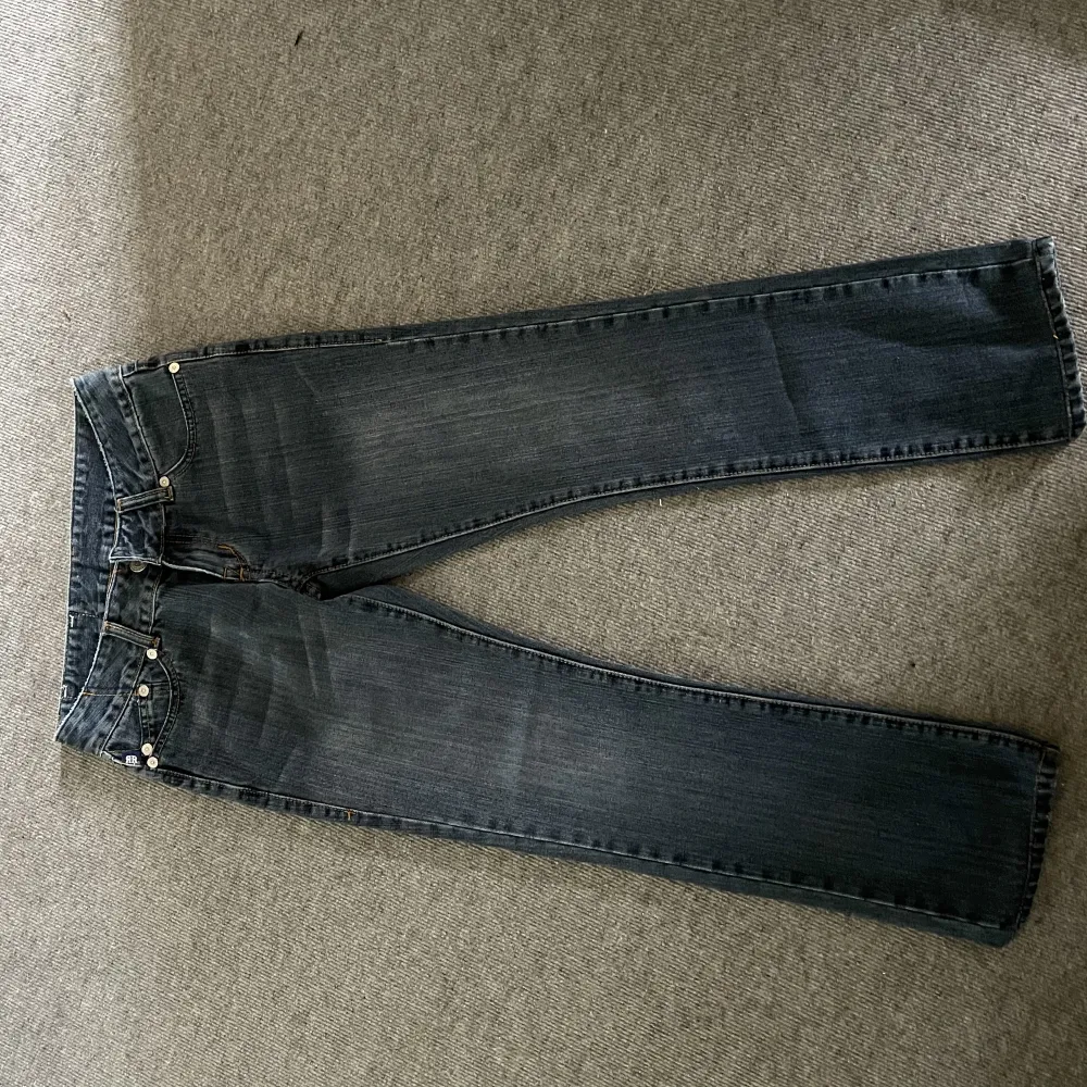 Jag säljer mina Victoria Beckham jeans pågrund av att dom är för stora. Byxorna är straight/bootcut. Mörkblåa. Väldigt bra skick! 🫶🏼. Jeans & Byxor.