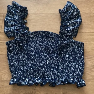 Blommig Topp  - En fin blommig topp mörkblå köparen står för frakten 💗