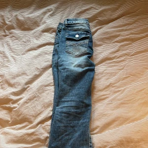 Bootcut jeans - Jättesnygga bootcut jeans med brodyr på bakfickorna! Aldrig använda. Säljer då de inte passat mig.