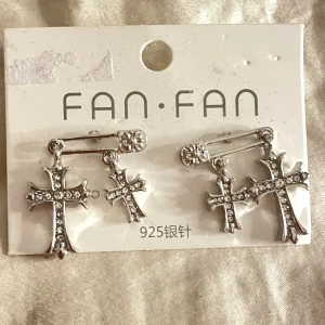 Örhängen  - Skit snygga örhängen!😍oanvända. Den är ca 2cm lång ↔️ 