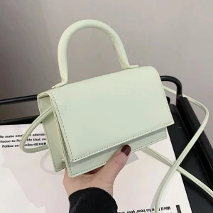 Grön väska - Grön väska som är liten. Aldrig använd