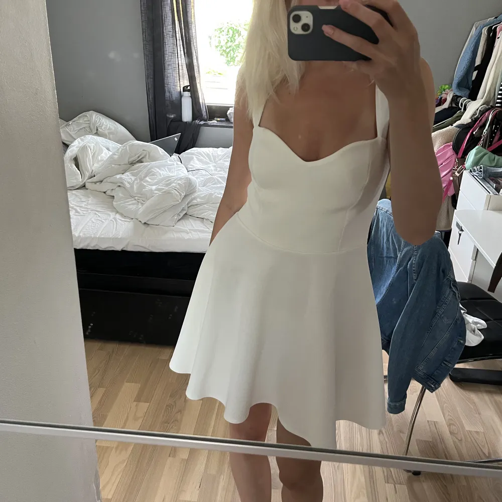 En jättefin vit klänning ifrån Nelly som inte kommer till användning. Passar jättebra nu till sommaren, den är i storlek m men skulle säga den är liten i storleken då den passar mig som vanligtvis har xs/s. Klänningar.