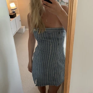 Jeans Klänning  - En superfin jeansklänning från zara. Endast använd en gång. Köparen står för frakten 🤗