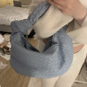 Bottega veneta liknade väska - Ljusblå super lik bottega veneta väska i nyskick! Aldrig använd och i ett så fint läderimitations material💕💕