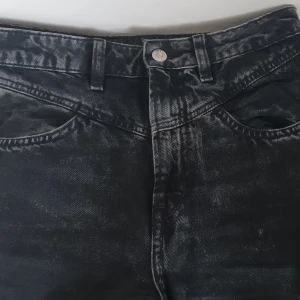 Jeans med hög midja - Möjligt att få till billigare frakt om du köper privat och inte via Plick. Hör av dig så kan vi ordna det. 