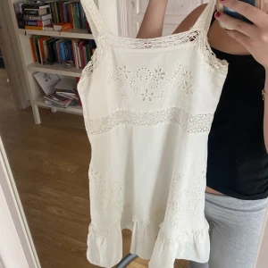 Klänning - Zara klänning med jättefina broderier 💕