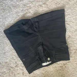 Svarta Molly shorts från Gina!  Stl. XS Högmidjade! Har även ett par mörkblåa.