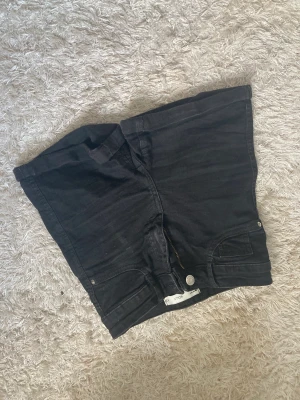 Svarta shorts - Svarta Molly shorts från Gina!  Stl. XS Högmidjade! Har även ett par mörkblåa.