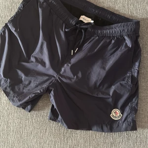Moncler  - Moncler badbyxor, använda fåtal gånger därmed väldigt bra skick. Inga skador,  vill sälja de för de är för små för mig.