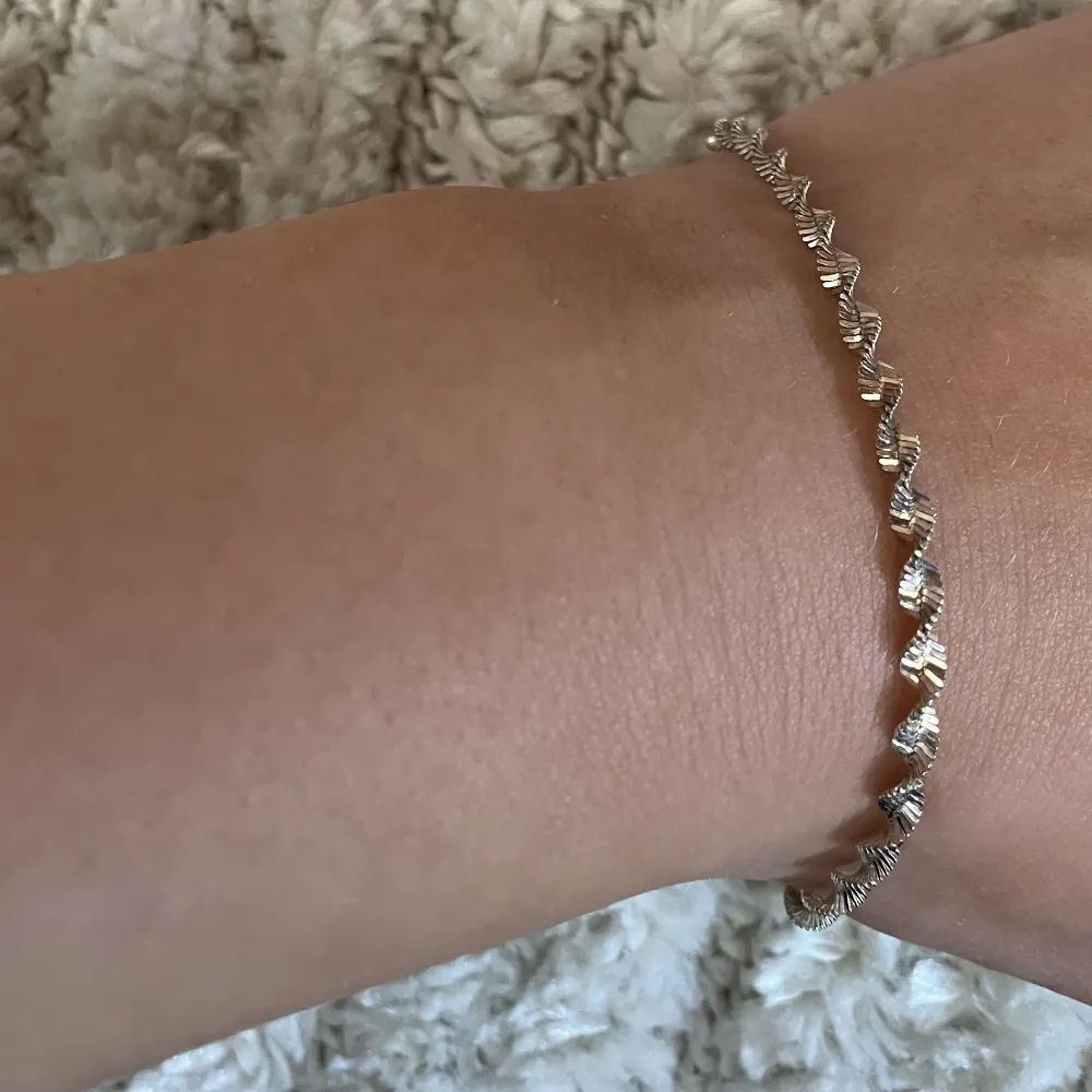 Super fint armband , säljer då jag inte använder silver smycken längre! . Accessoarer.