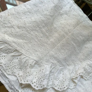 Vit Volangkjol - Säljer nu denna magiska sommarkjol och en av mina favoritkjolar då den tyvärr blivit för liten för mig🤍Kjolen är i gott skick och har inga defekter.  Kan tänka mig att sälja den direkt. Vid frågor eller funderingar är det bara att skicka ett medelande🤍