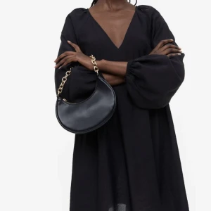 Svart klänning  - Klänning från hm i storlek M/L. Helt oanvänd. 