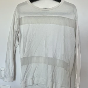 Tröja - Väl använd men är i ett bra skick.