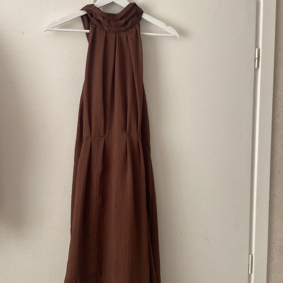 Brun volangklänning