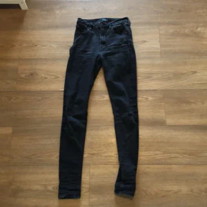 Crockerbyxor - Sköna snygga crocker byxor. Märkesbyxa och i bra skick. Blandad färg med svart och grå.