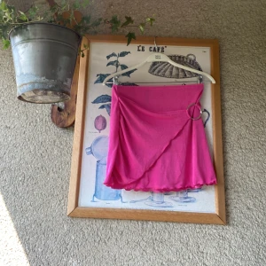 Minikjol med slits - Extremt gullig minikjol, med fejkslits. I princip oanvänd å det är synd för den här lilla kjolen sitter så fint🙏❤️pris kan diskuteras!