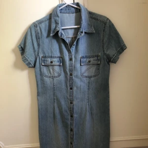 Jeansklänning - Säljer en oanvänd jeansklänning. Pga den sitter lite tajt och kort på mig. Den är fin och vardaglig. Matrialet är jeans och känns ändats jeans alltså inte jätte stretchig.