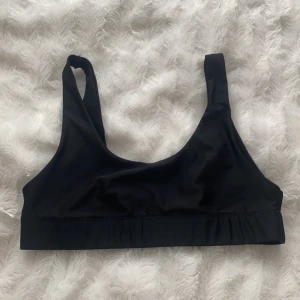 Svart bikinitopp - Svart bikinitopp från Nelly. Storlek M funkar även för S. 