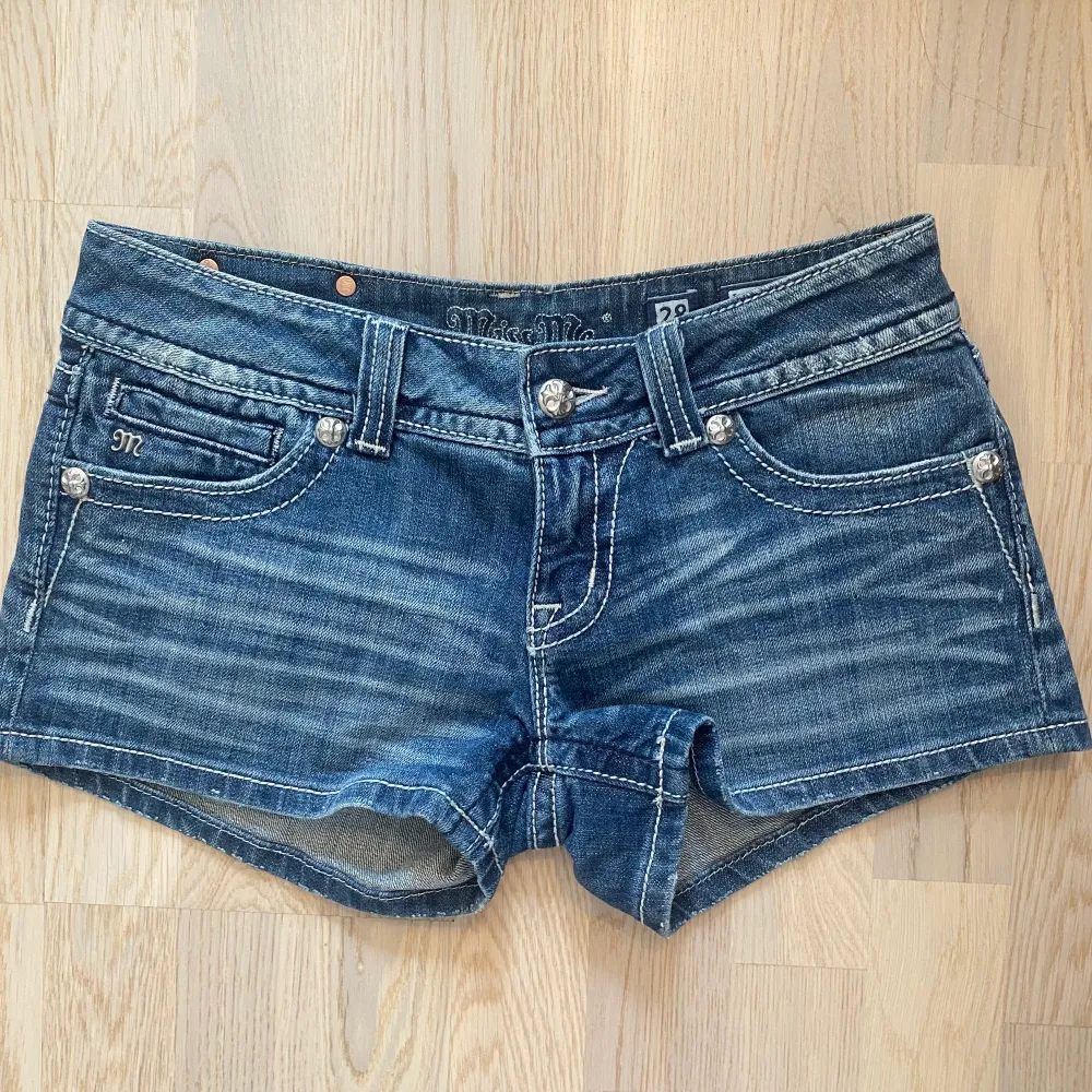 Gaaalet snygga lågmidjade Miss Me short!! Strl 28. Nästan helt oanvända och ny pris är 1200 kr. Skriv för frågor !!! :) (har även ett par liknande i min profil). Shorts.