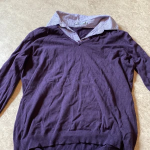 Cappuchini tröja - Tryck ej på köp nu! Tunn långärmad tröja från cappuchini, storlek L men tyget är stretchiga. Skjortan är fastsydd. Katt finns i hemmet. Kontakta vid fler frågor. 