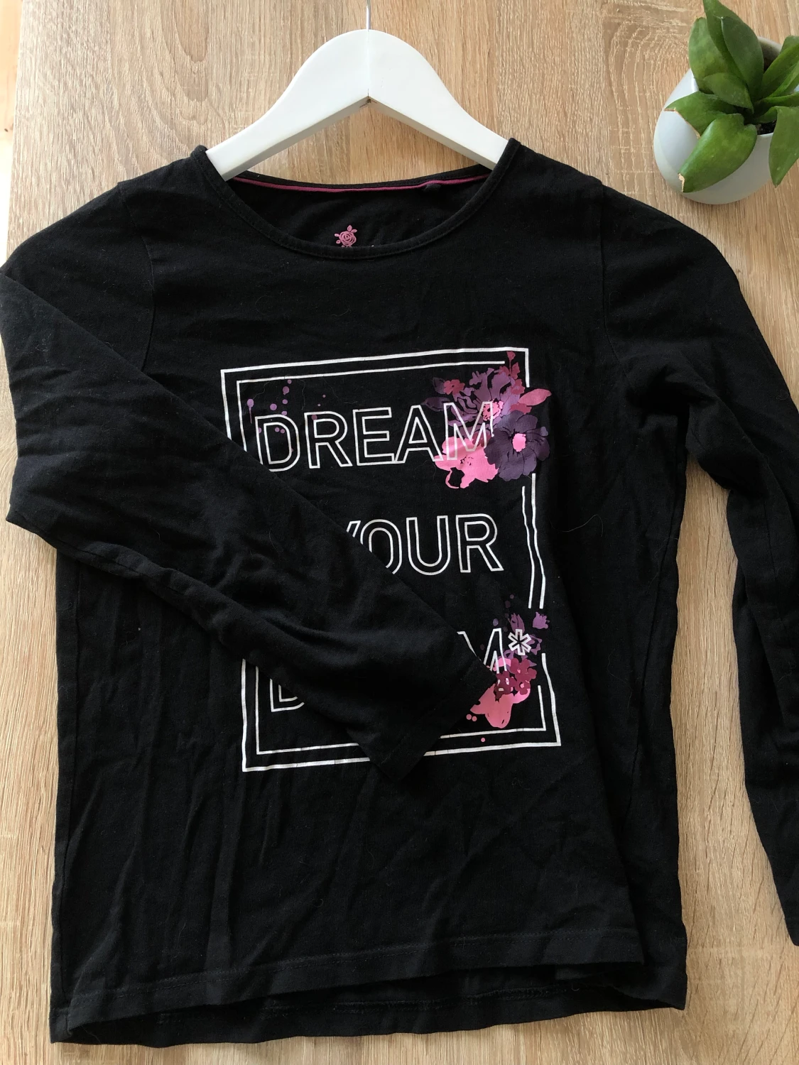  en svart långärmad tröja med ett tryck på - 90