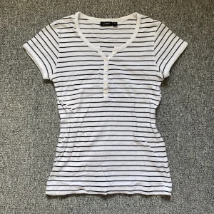 Randig topp - Tänkte sälja denna topp från Lindex som jag inte längre använder :) den har en liten fläck på vänstra ärmen som knappt syns. Men annans är den i ett fint skick :) skriv till mig privat om du vill ha mer information :D