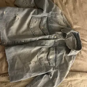 Hej jag säljer en skit fin jeans jacka dom är från zara och den är ljus blå och har lite slitningar här och var, den är även lite kortare och lite större i modellen 