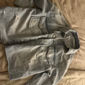 Jeans jacka - Hej jag säljer en skit fin jeans jacka dom är från zara och den är ljus blå och har lite slitningar här och var, den är även lite kortare och lite större i modellen 