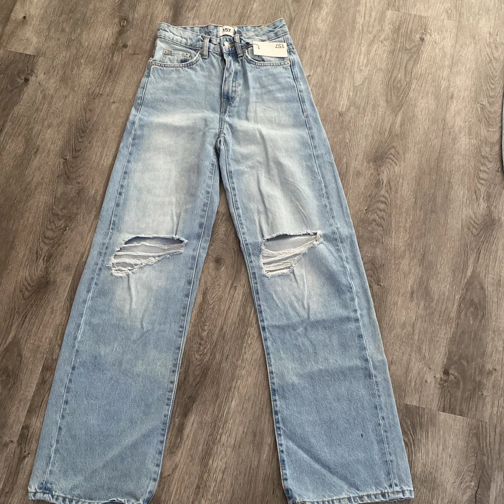 Helt nya jeans ifrån lager 157 aldrig använda pga att dom va för stora, köpta för 300 säljer för 200+ frakt . Jeans & Byxor.