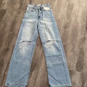 Helt nya jeans ifrån lager 157 aldrig använda pga att dom va för stora, köpta för 300 säljer för 200+ frakt 