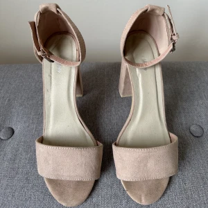 Nelly klackskor 37 - Klackskor från Nelly. Storlek 37.  Färg: dusty pink 💗