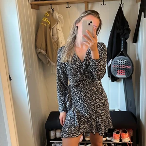 Sommarklänning  - Fin sommarklänning med långa ärmar, man kan knyta den på sidan av midjan för att ändra hur den sitter, volanger fram. Endast använd 1 gång 