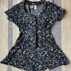 Söt sommarklänning - Supergullig sommarklänning, lite för kort för mig som är 180, knyt i ryggen