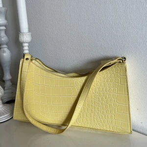gul axelremsväska från bikbok - endast använd 1 gång förra sommaren 💛 Nypris: 199 från bikbok